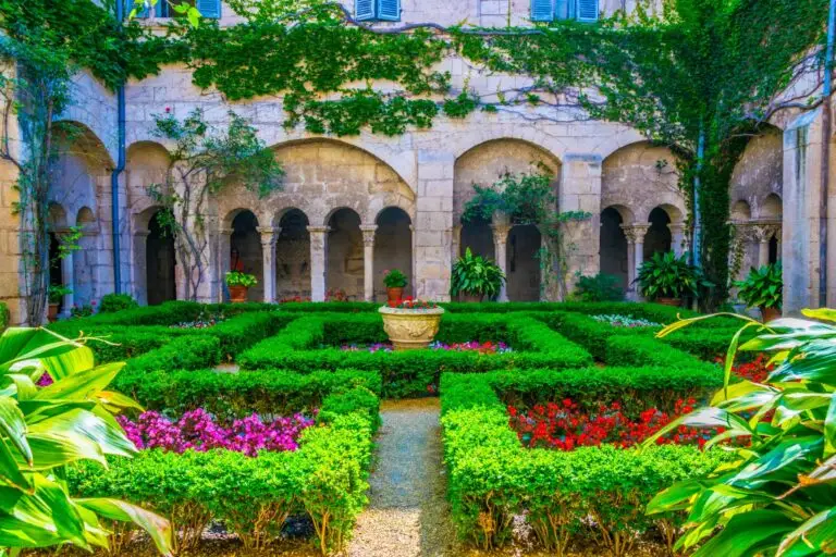 Klostergarten Innenhof mit blühenden Pflanzen