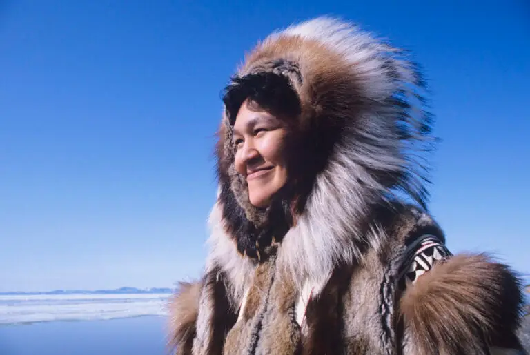 Inuit Frau in traditioneller Kleidung